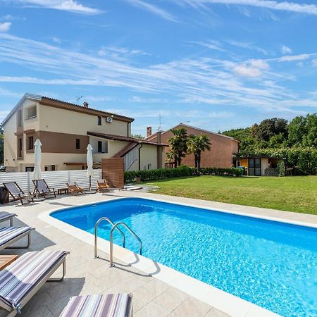 App Sandro With Common Pool Poreč Exterior foto