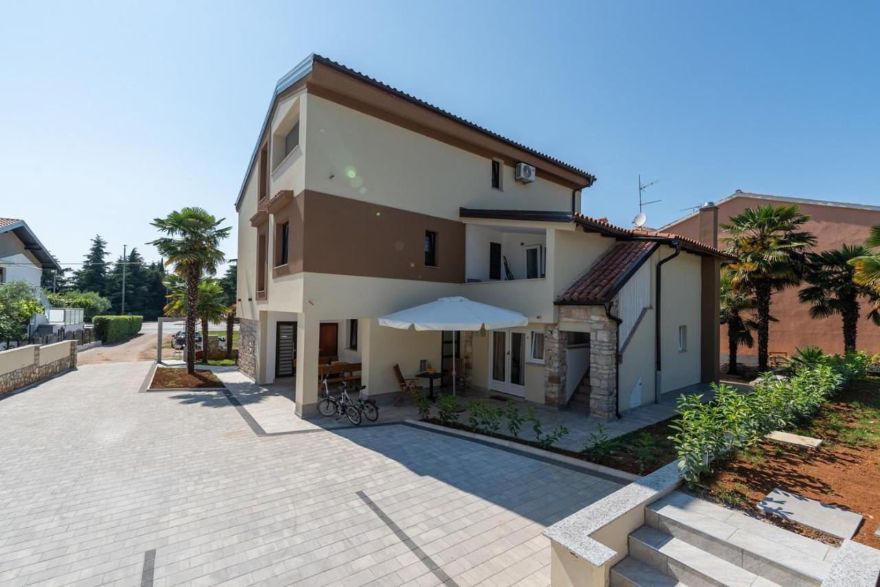 App Sandro With Common Pool Poreč Exterior foto