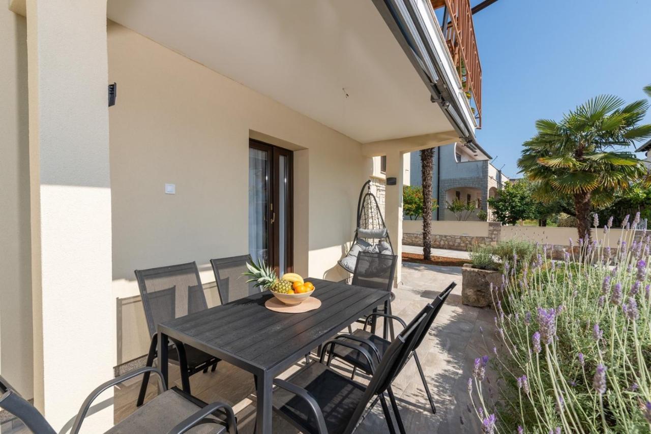 App Sandro With Common Pool Poreč Exterior foto