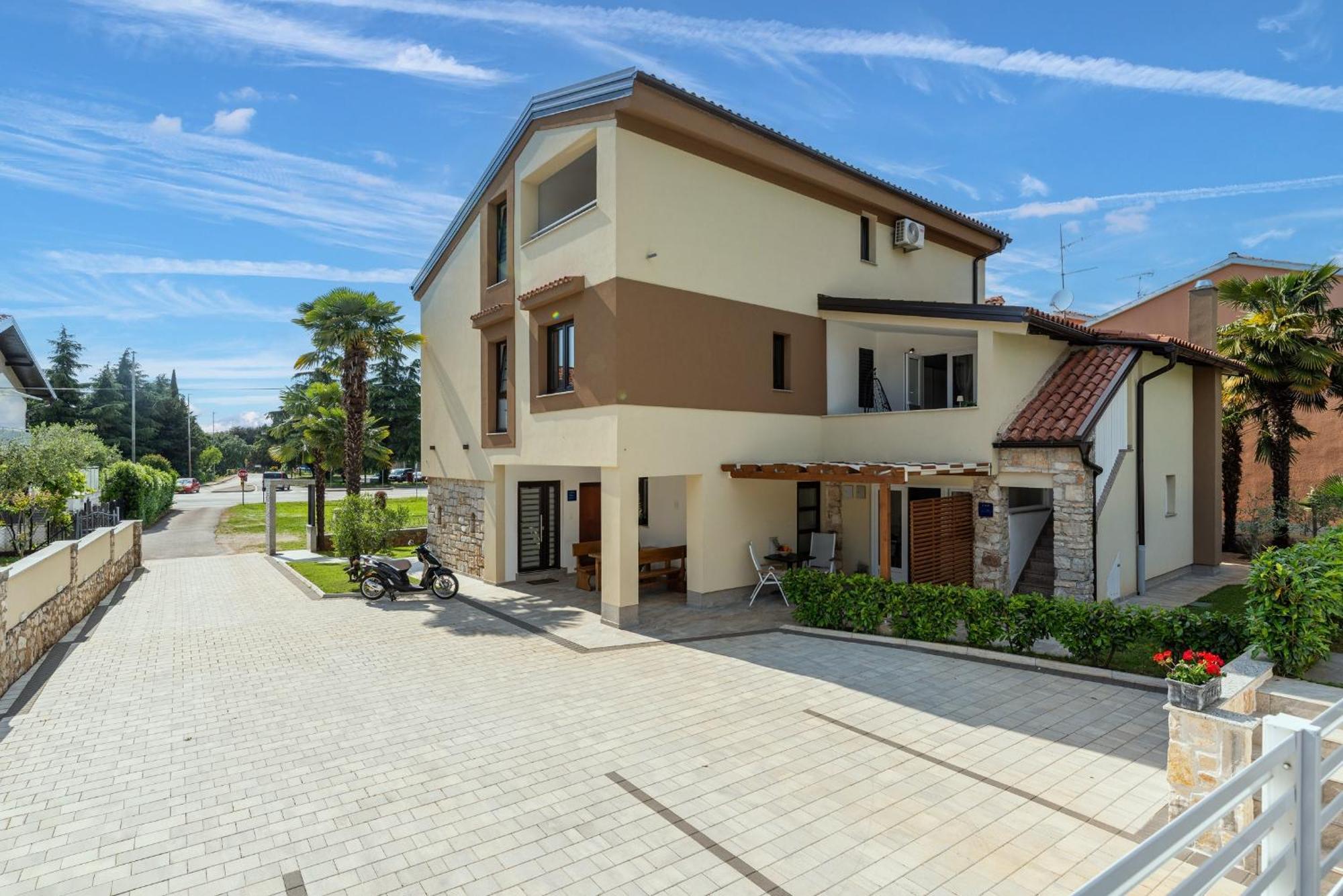App Sandro With Common Pool Poreč Exterior foto