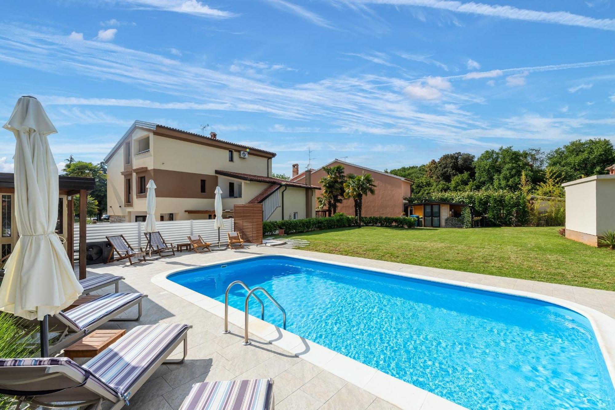 App Sandro With Common Pool Poreč Exterior foto